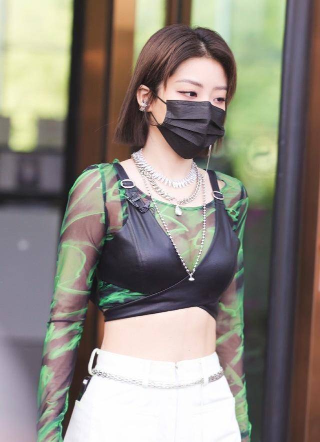 喻言模仿杨颖将"内衣外穿",竟穿出霸道女总的感觉,气质太独特_baby