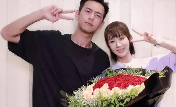 杨紫李现再现逗比体质,一个想让腿变长,一个连忙奉上"高招"_表演_剧中
