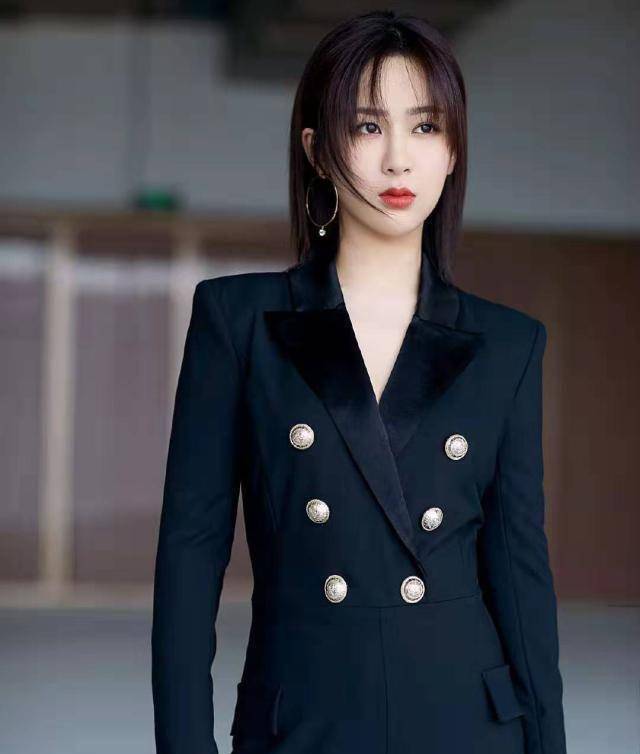 杨紫着连体西装现身,飒爽帅气,大玩霸道总裁风,李现能不投降吗_造型