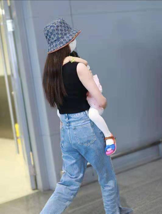颖儿带娃走机场,双手抱娃秒变女超人,3岁女儿扎小啾啾大头抢镜_造型