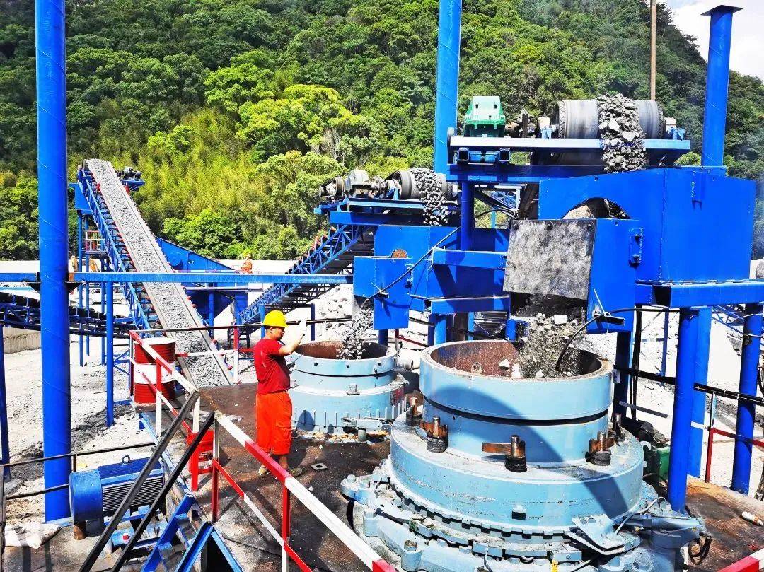 福建育华新建政永高速德化段配套碎石机制砂加工厂顺利竣工投产!