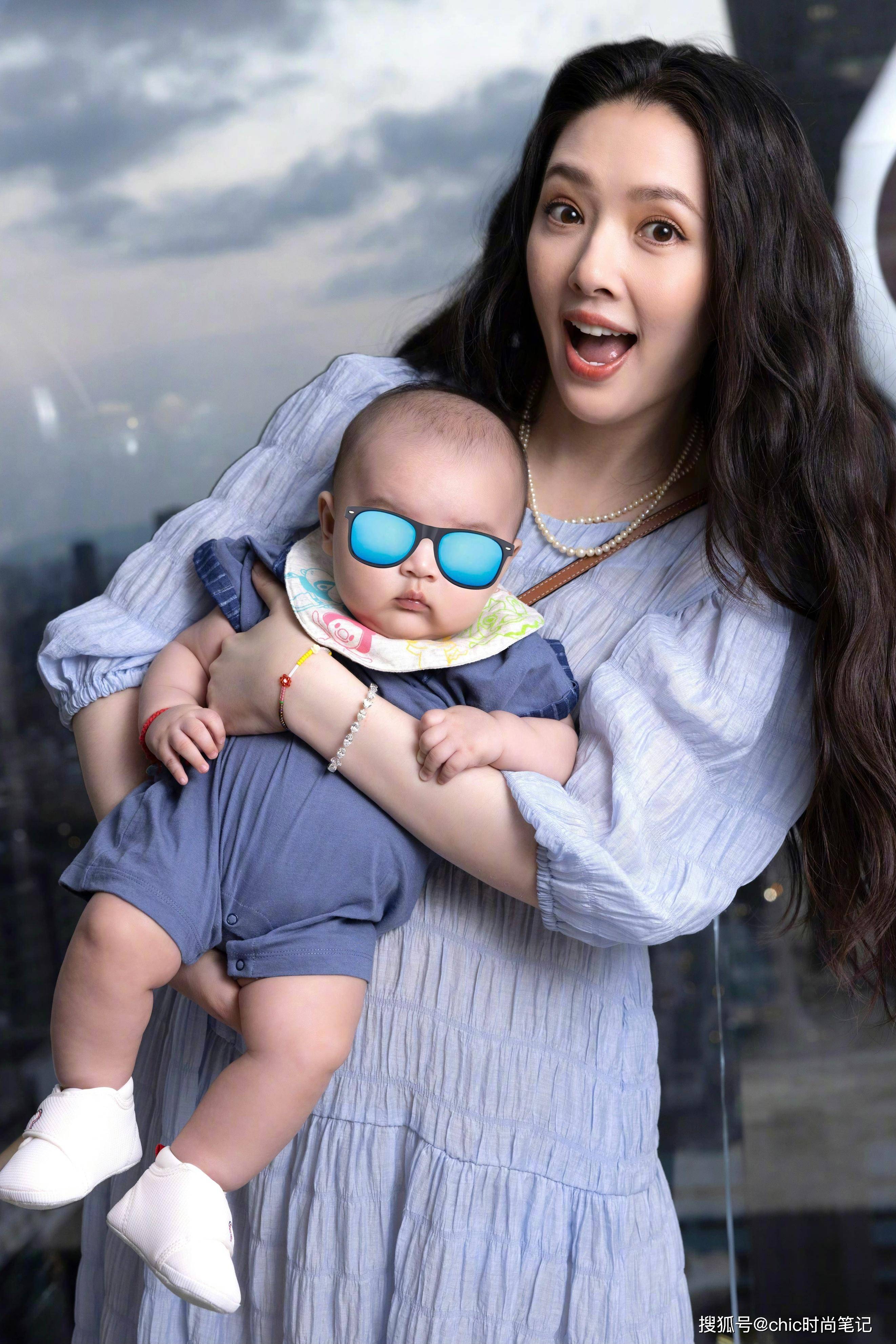 郭碧婷的穿搭越来越与向太靠齐,豪门穿搭好随性,舒适又简约_设计有