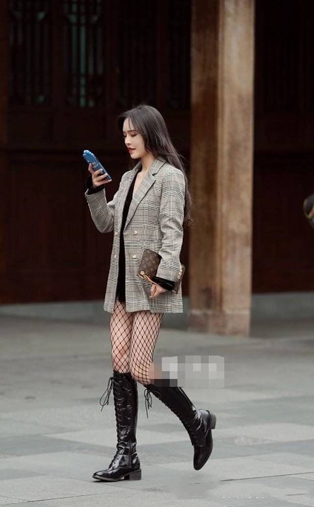 路人街拍,小姐姐为了更美还搭配了渔网袜时尚袜,非常有街头范_好身材