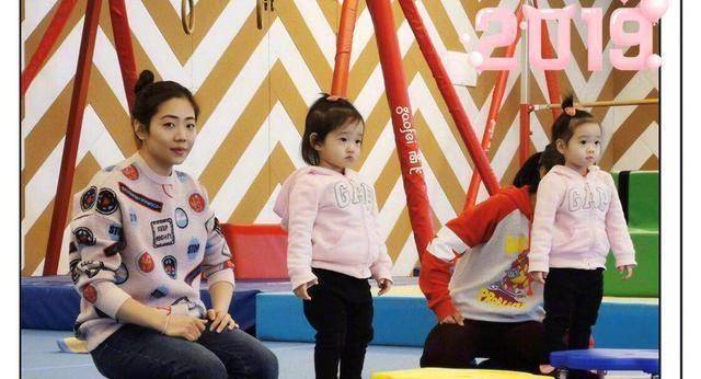 杨云晒欢欢乐乐近照,姐妹俩正认真地跟杨威学体操,太可爱了!