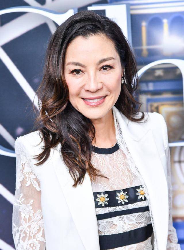 杨紫琼穿白色蕾丝裙现身,美得不像57岁,完美诠释美人在皮不在骨_年龄