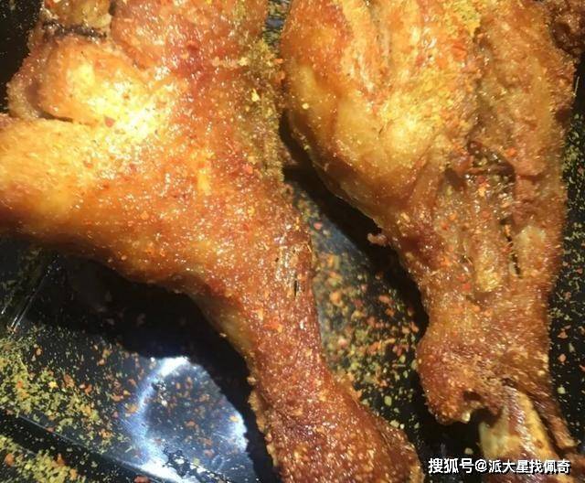 糗大了！北京一外卖员偷吃顾客鸡腿被曝光，商家回应：属个人行为