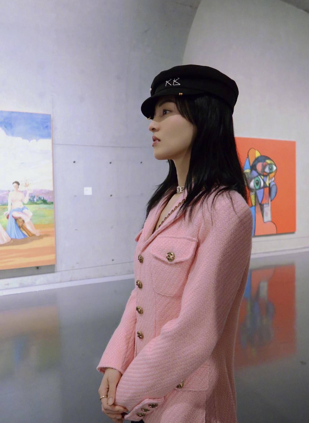 初春火了一种西装,叫张韶涵的"黑西装",一身黑搭配美出新高度_颜色