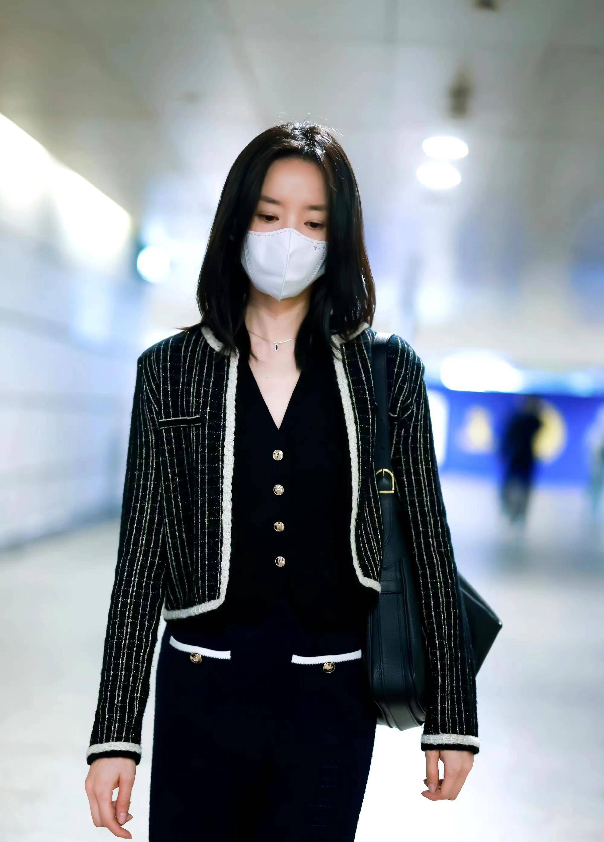 董洁现身机场,宽松外套搭配直筒裤,轻松又优雅!_衣服_时尚_设计