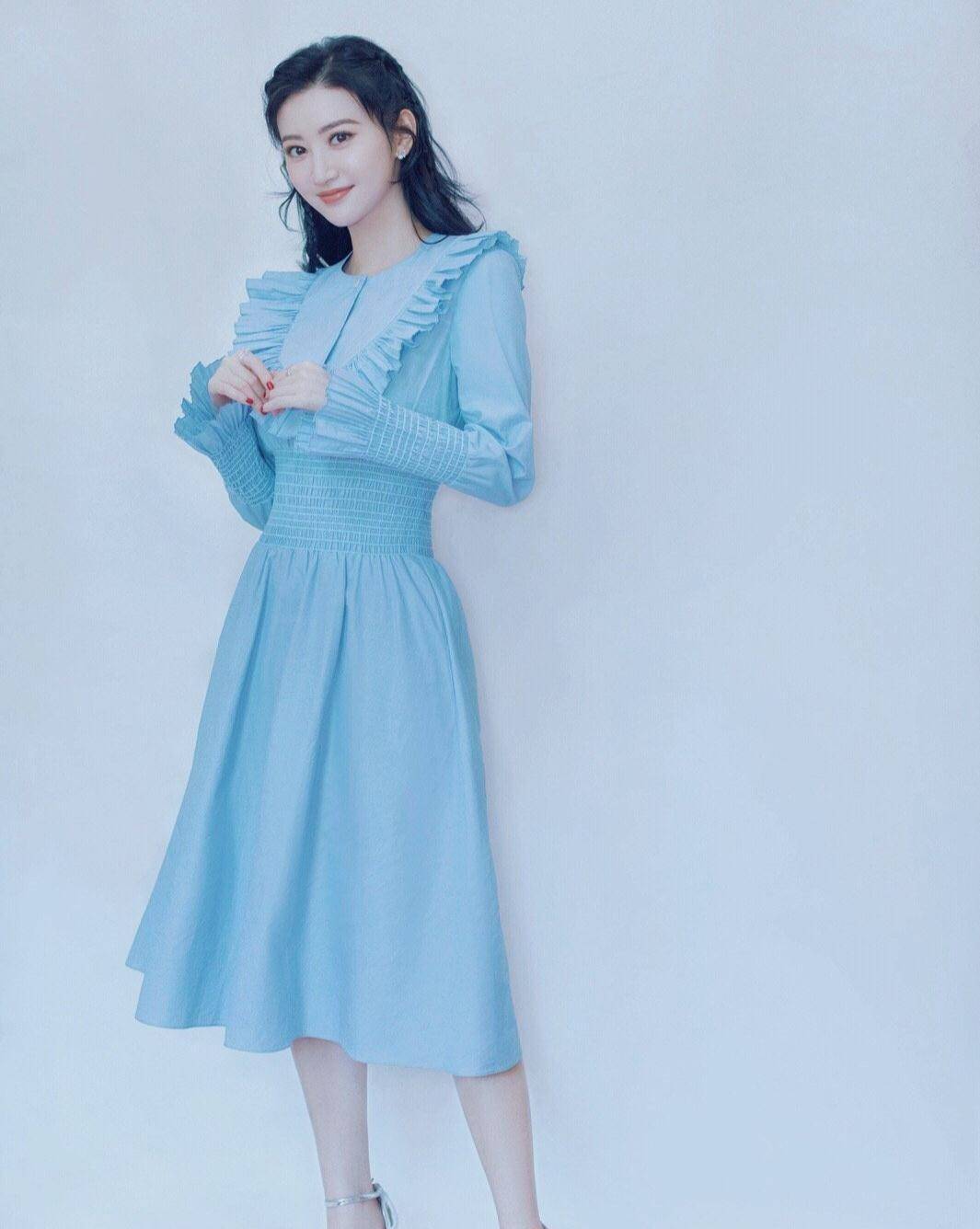 "小红靠捧,大红靠命",景甜穿衣太保守,怪不得火不起来!