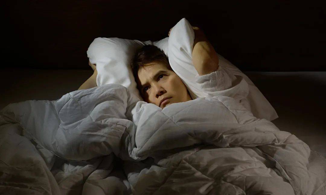 一到晚上就辗转反侧,焦虑真的会在夜晚加重吗?_患者_情绪_症状