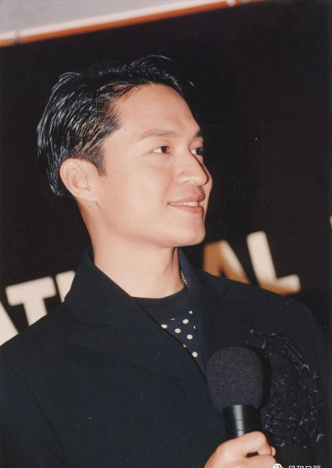 61岁马景涛身穿破洞牛仔裤宣传新片,腿部线条优美,爱美之心不减_民国