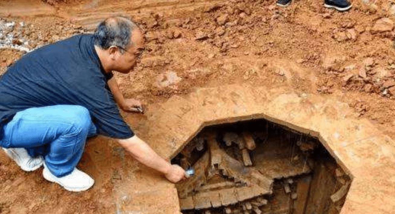 一直占据上风,但是曹操不停增派援军,最终在徐晃的打击下关羽全军溃败