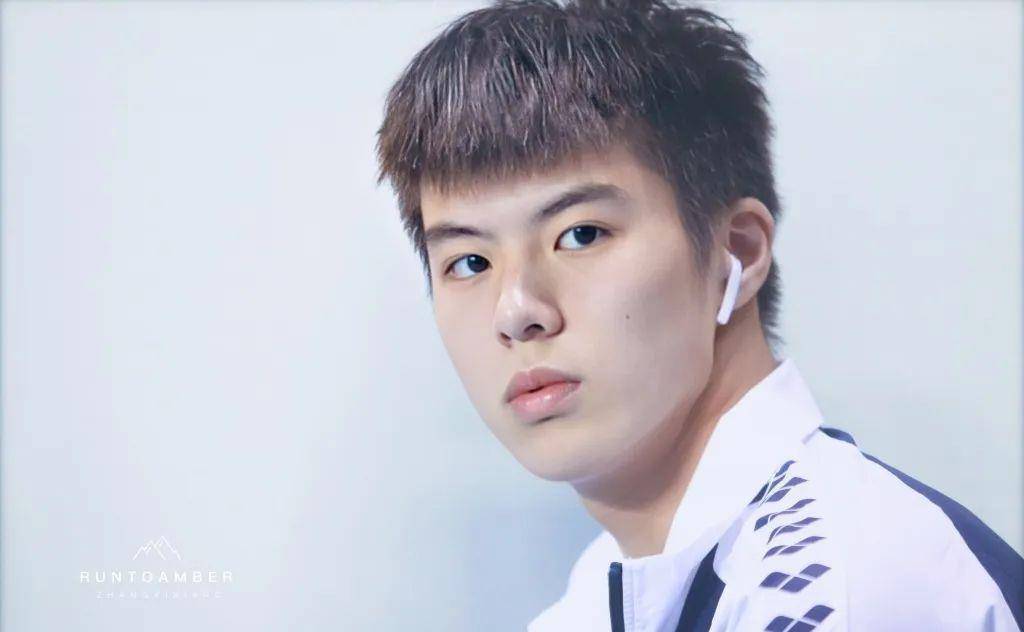 身高190 8块腹肌的男团火了!_弟弟_帅哥_身材