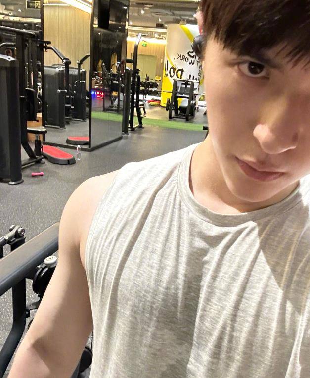 白鹿好友张逸杰晒肌肉照,颜值和肌肉线条爆表,却被网友质疑油腻_生活