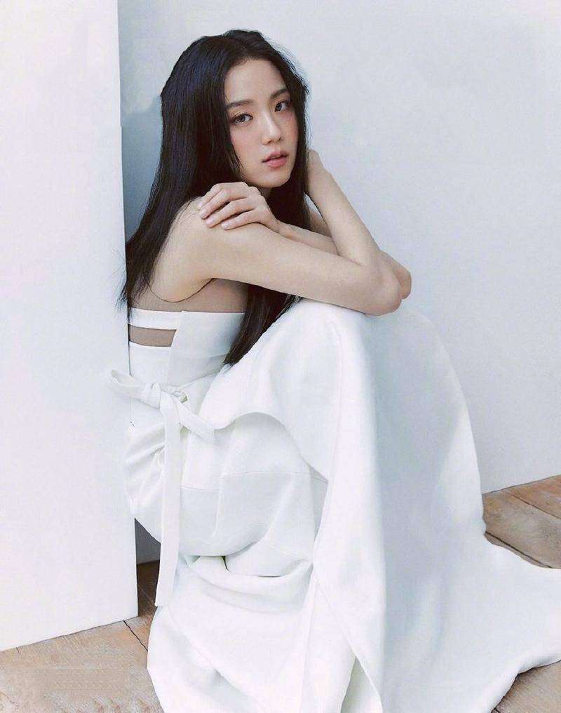 金智秀拍出时尚写真,白色洋装裙清纯淫荡,清纯如白纸_气质_经典_设计