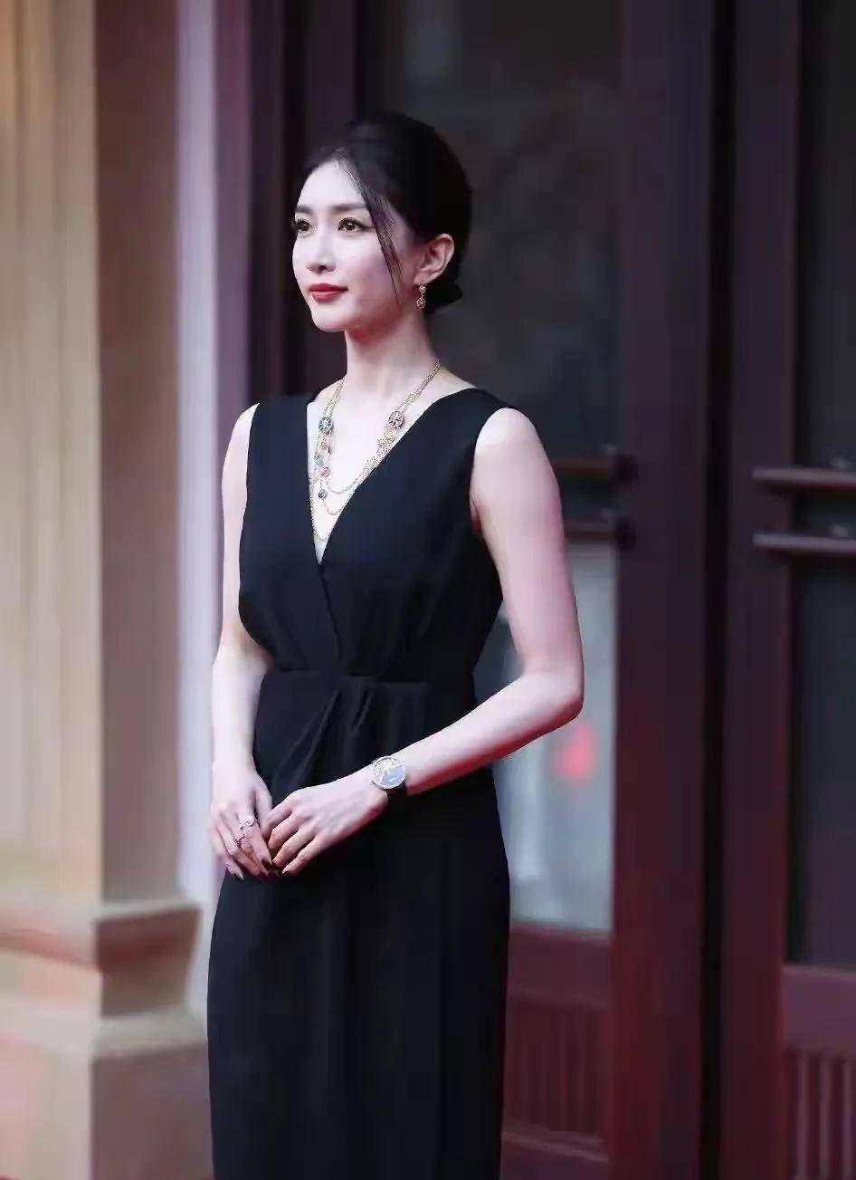 每次的红毯都是女明星们争奇斗艳的地方,不过这次dior也是大手笔,展示