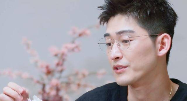 张翰想要三年内结婚,眼神充满渴望,单身太久这次是真的急了_显得_花