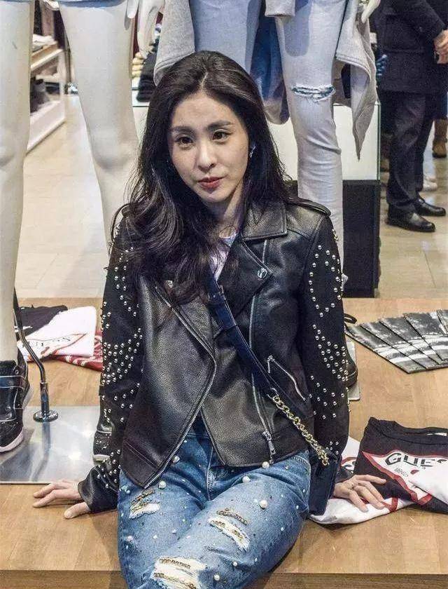 张碧晨被质疑整容,素颜与化妆后判若两人,脸歪鼻孔看着真奇怪!