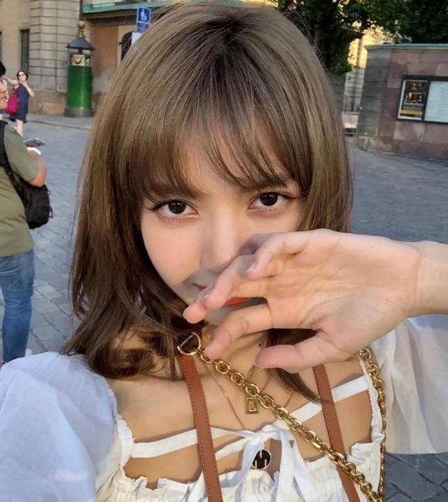 "人间芭比"明星lisa引爆潮流,旅行私服,穿出了古典美人气质_风格_黑色