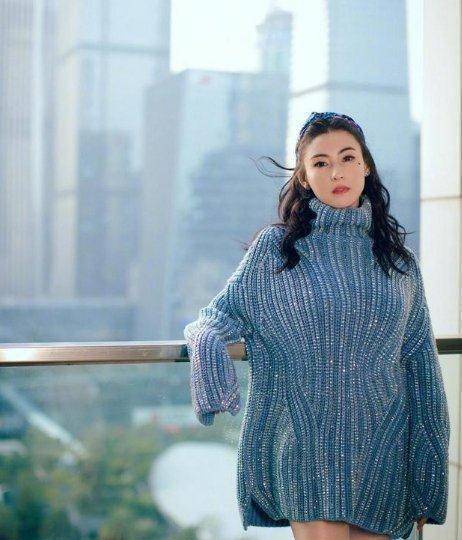 看起来很豪华,像这样的蓝领羊毛版比较宽松,张柏芝看起来很薄,像这样