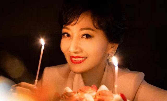 赵雅芝晒照庆65岁生日,容颜娇俏似少女,五官美艳十足"冻龄"_白娘子