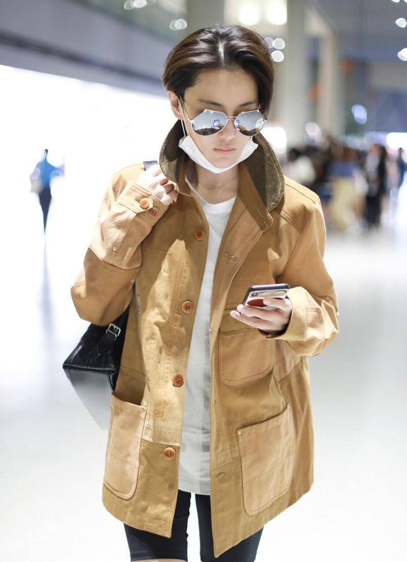 张馨予帅气中性的穿搭,男生都要逊色3分,还真有点比不上?