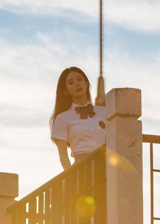 赵丽颖化身邻家学姐,秀发披肩,青春气息十足_颖宝_校园_校服