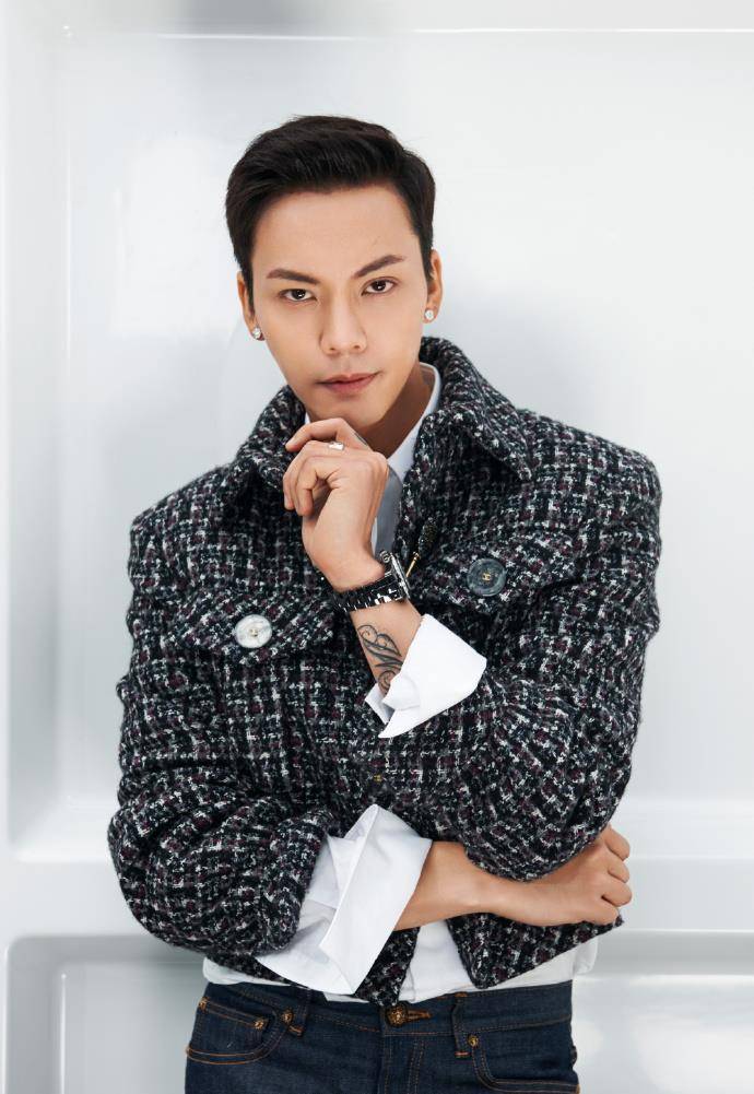 陈伟霆外公外婆年轻旧照曝光,衣着华丽家境好,五官立体像混血儿_照片