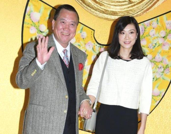 万梓良,照顾前妻和继女,带养母去女友家提亲,45岁有了亲生儿子_父母_