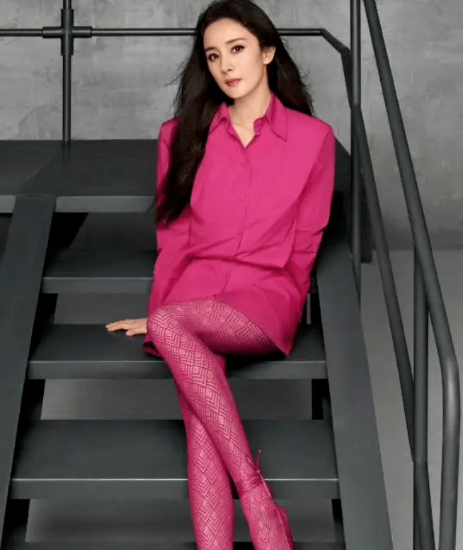 杨幂不愧是丝袜模特,穿不同颜色丝袜搭配不同衣服大秀女神气质!