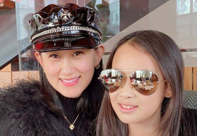 赵文卓47岁生日,张丹露与3个孩子为他庆生,一家五口同框显温馨_老婆