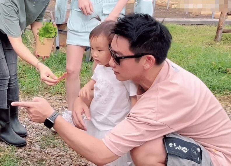 郑恺一家三口外出游玩,苗苗晒vlog没打码,女儿长得像谁一望而知_ana