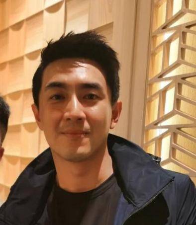 林更新近照曝光,胡子拉碴略显憔悴,网友:长得一般,还没你帅!