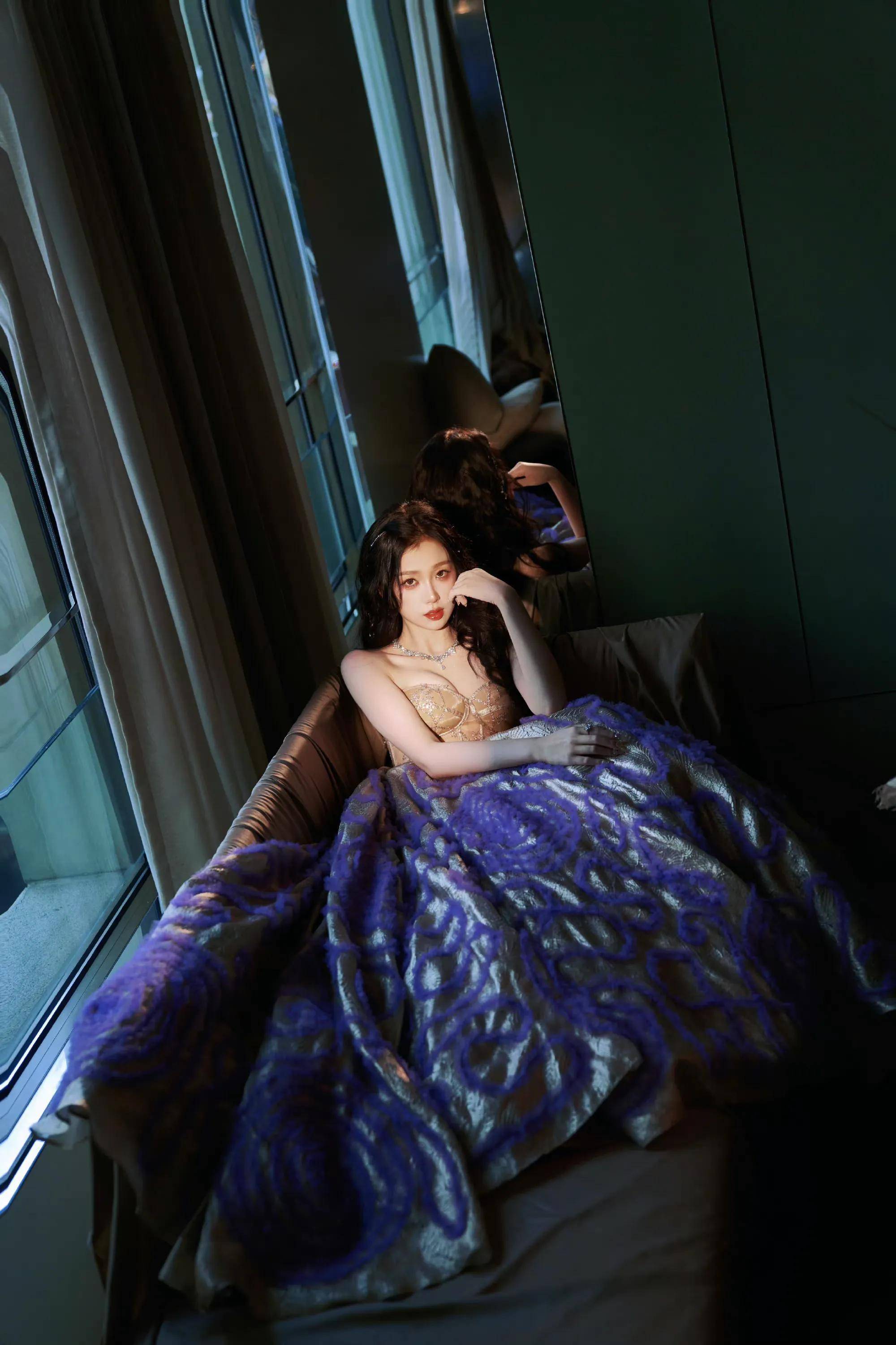 虞书欣紫金公主裙大露肩雪肌火辣性感烟熏钻妆梦幻甜美_紫色_蜡烛