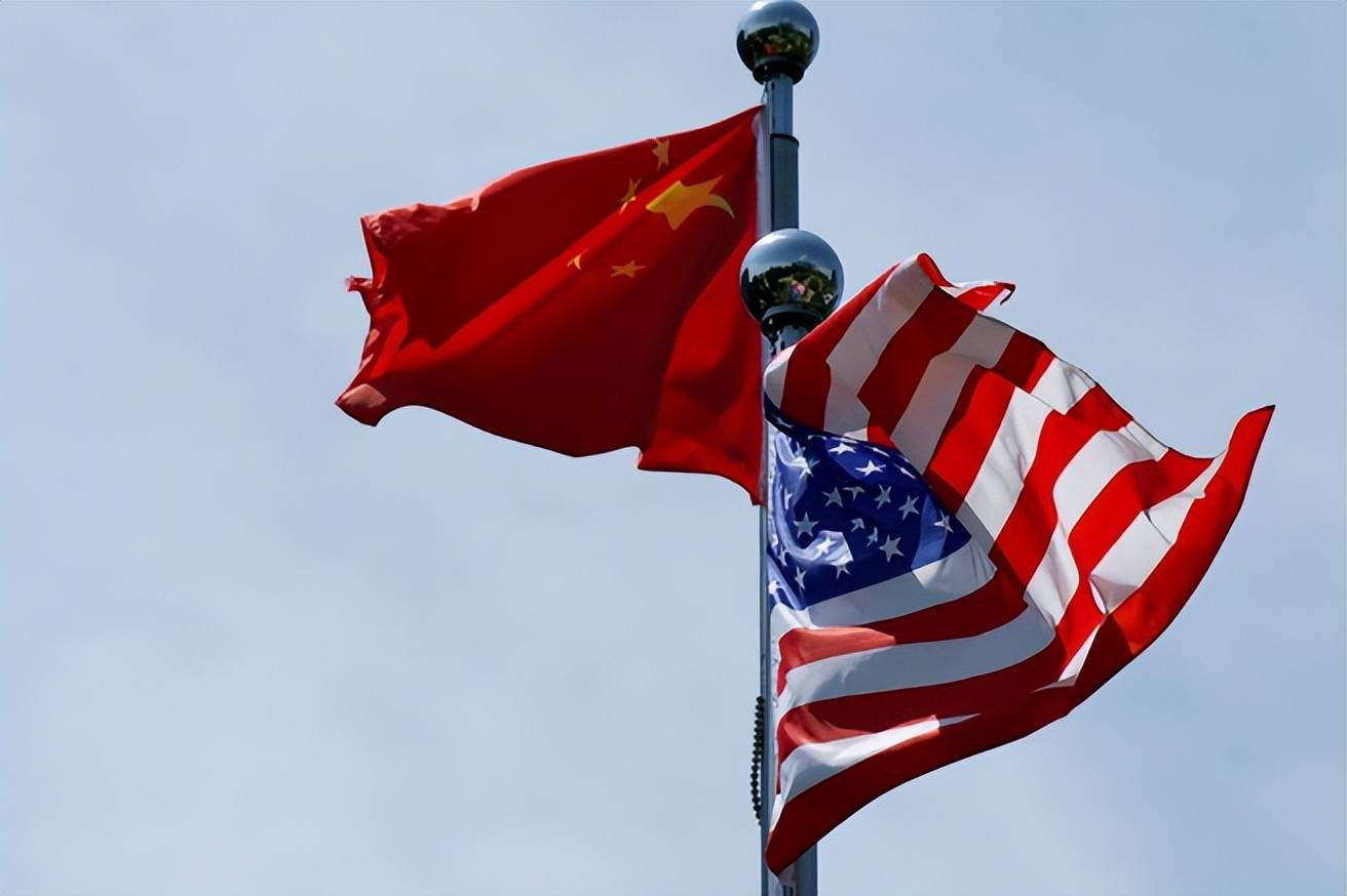 (中国国旗和美国国旗)对未来中美关系走向的预测文章认为,美国的这种