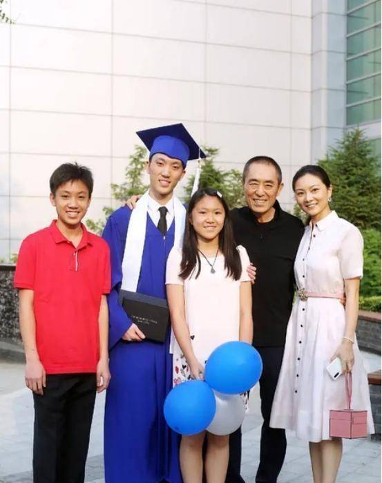 张艺谋的近照快瘦成麻杆,脸色蜡黄和家人对比鲜明,长子撞脸常远_电影