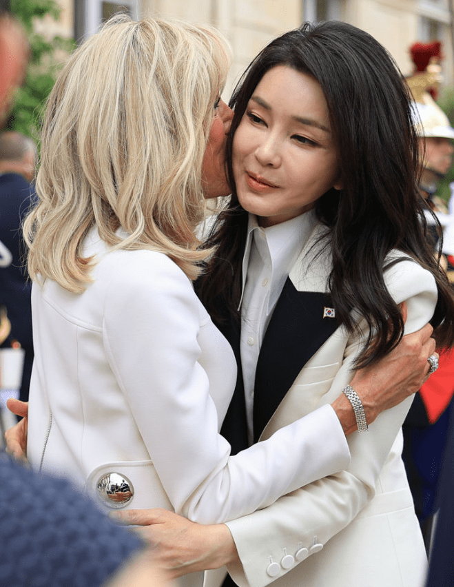 穿黑白配秀东方美,法国网友:脸蛋找不出瑕疵_夫人_吉特_布丽