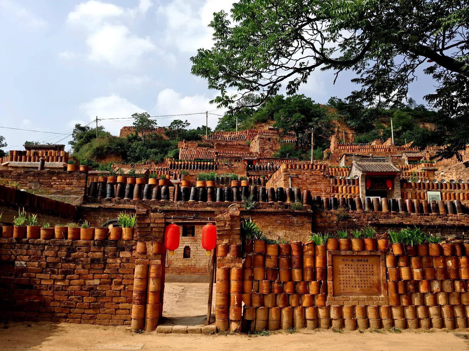 在玉华宫景区,游客在游客服务中心购买全价票(门票60元 观光车20元)