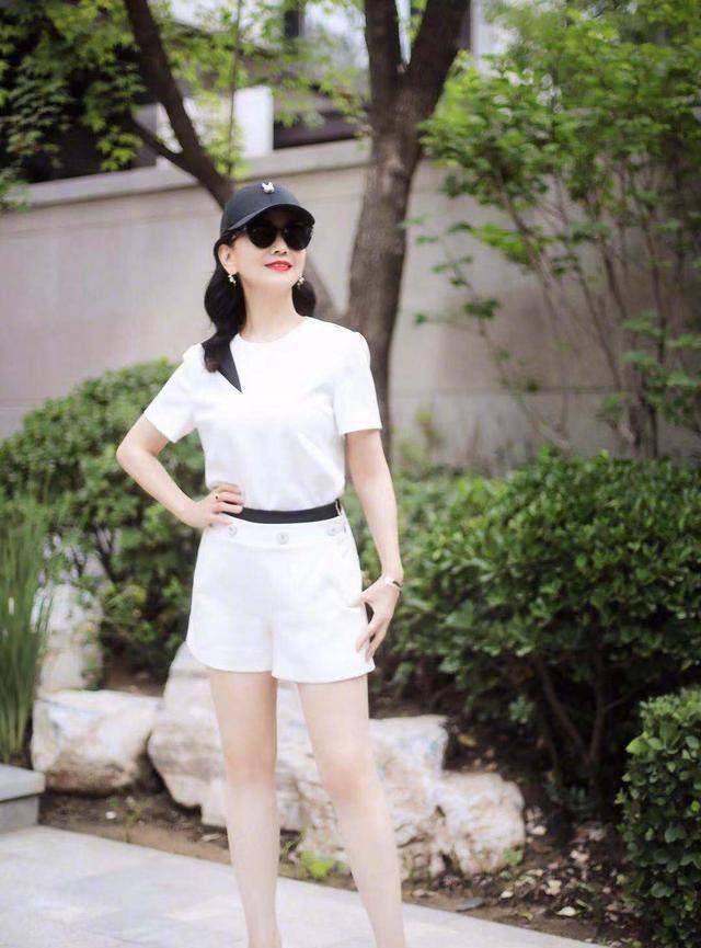 赵雅芝白色优雅穿搭,休闲风与运动风相结合,看不出已经64岁了!