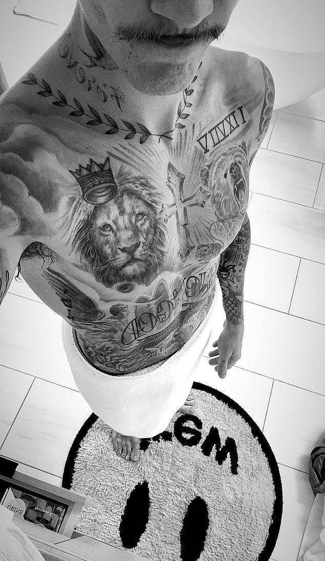 比伯与老婆秀恩爱,晒新纹身寓意胜利者_贾斯汀_网友_海莉