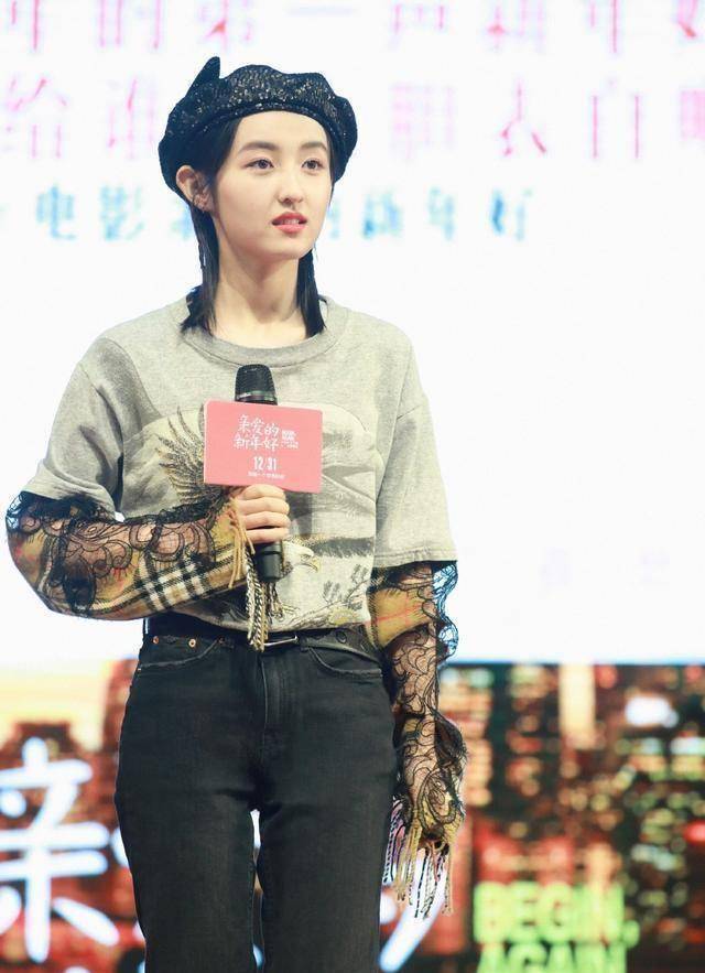 张子枫高调现身,穿1万4的小羊毛衣绑双麻花辫,甜美似小萝莉_卫衣_羽毛