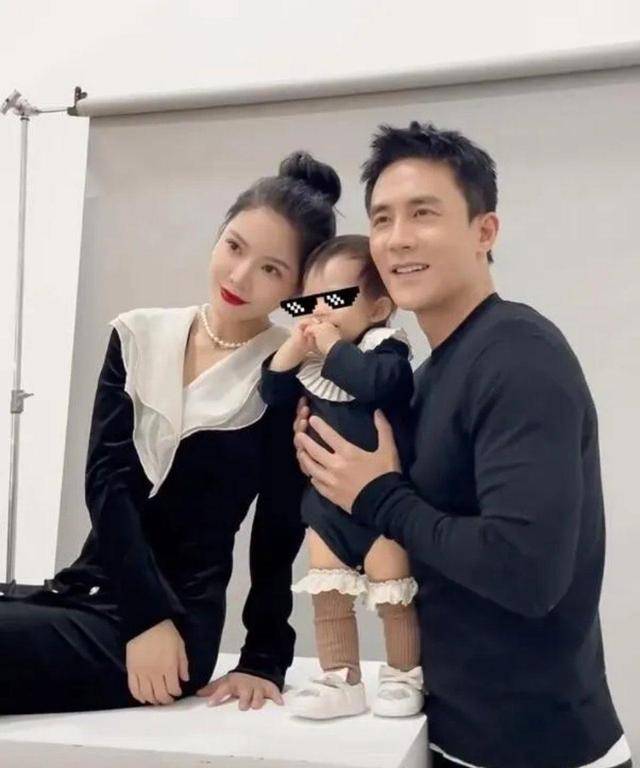 不是网红脸,但王灿没兴趣拍戏,女儿过生日一家三口合影看起来无比幸福