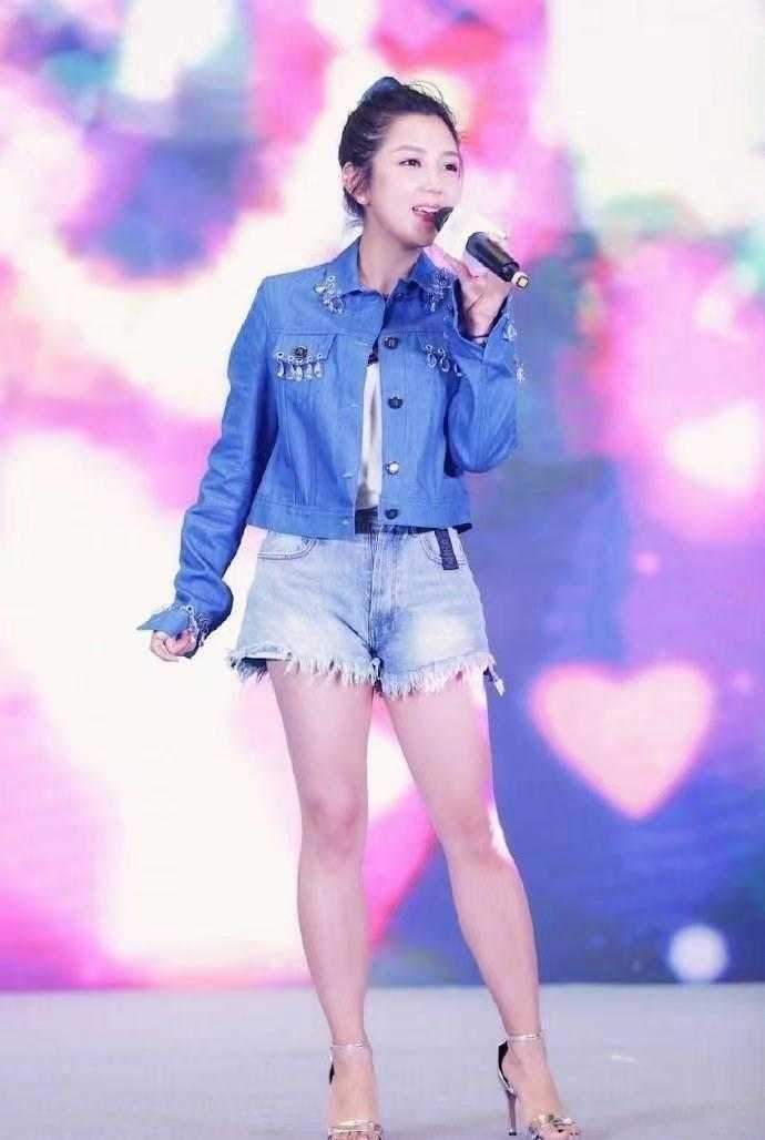 何洁瘦下来真"太靓",穿牛仔外套配短裤亮相,细长腿真抢镜_身材_面料