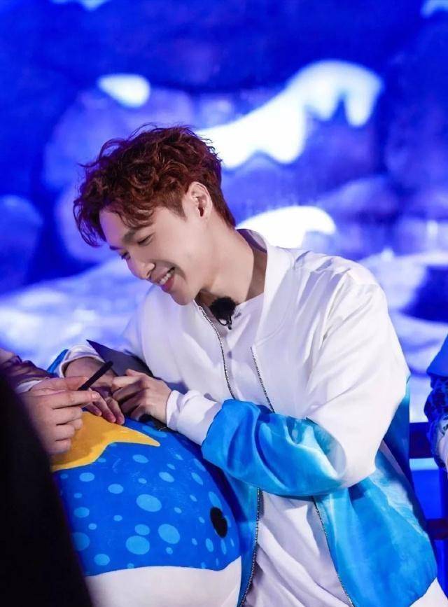 张艺兴简直是萌宠类男神!