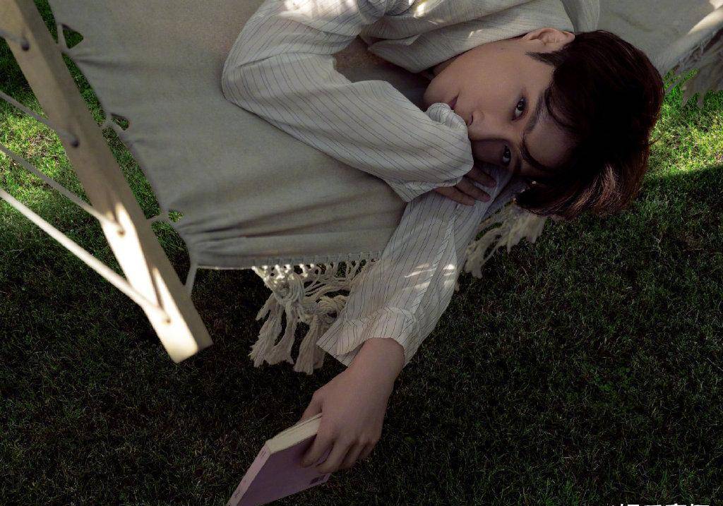 张艺兴《gq》1月刊封面大片,夏日里的明朗少年,有花有草有阳光_自然