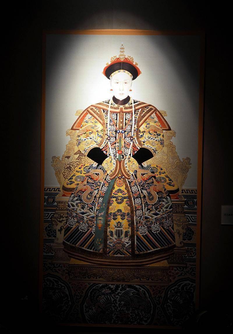 大清名誉上的统治者光绪帝,皇后,瑾妃,两个格格,大阿哥溥伦,贴身太监