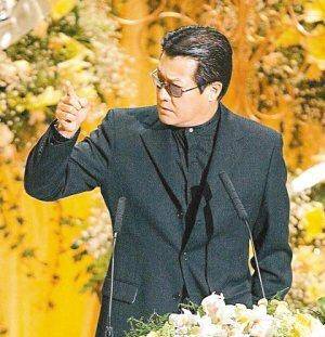 为了这个事情,刘銮雄还不得不请了14k的洪汉义出面帮忙,才跟邓光荣讲