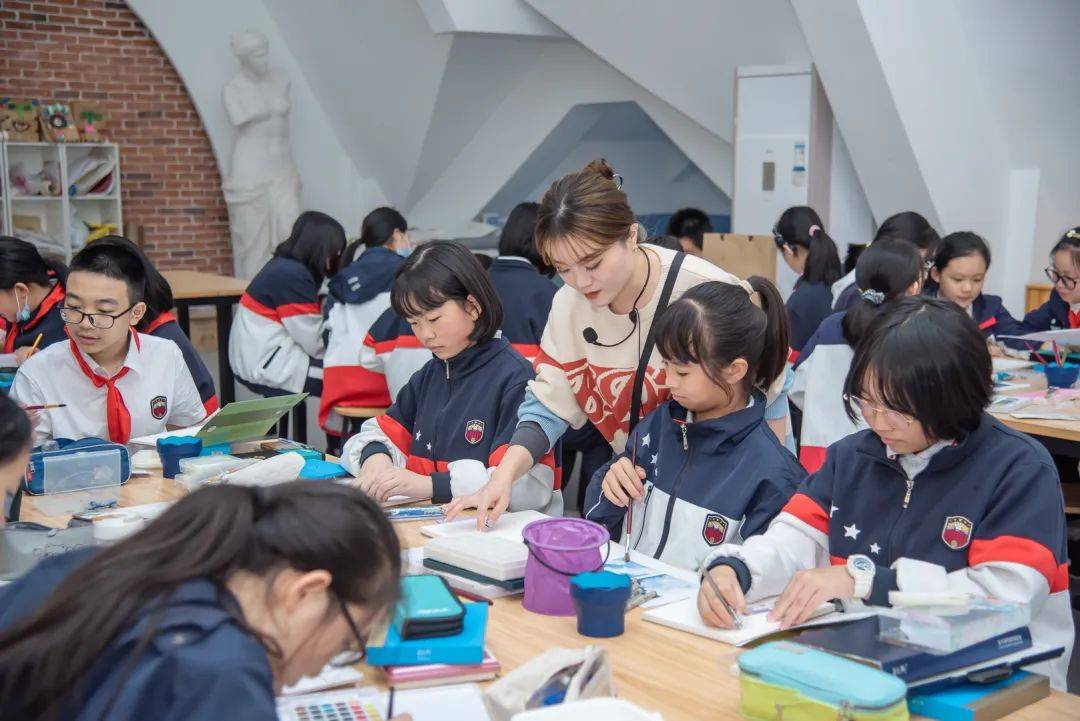 例如,开设《非遗筑梦》的谢雯老师就曾师从四川美术学院钟茂兰老师和