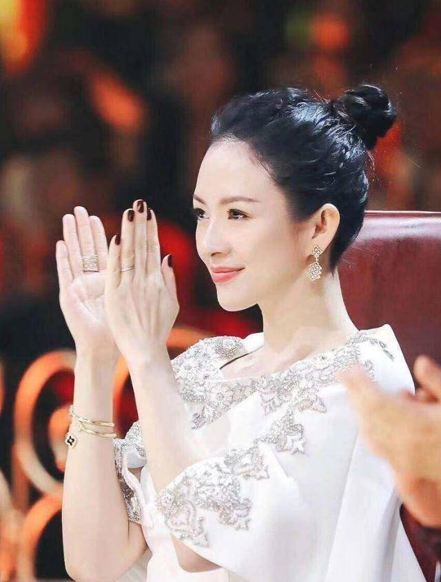 2,侧分刘海的微卷盘发3,温柔半扎发时尚总结:2,章子怡的海浪卷减龄又