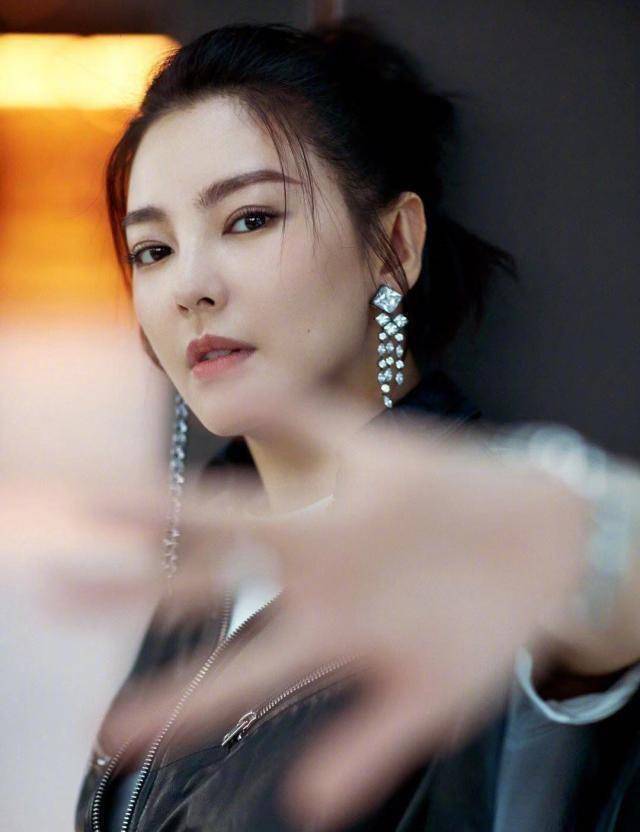 张雨绮晒美照蓄意打码钻戒,疑与张钱豪好事将近,这不会又闪婚吧